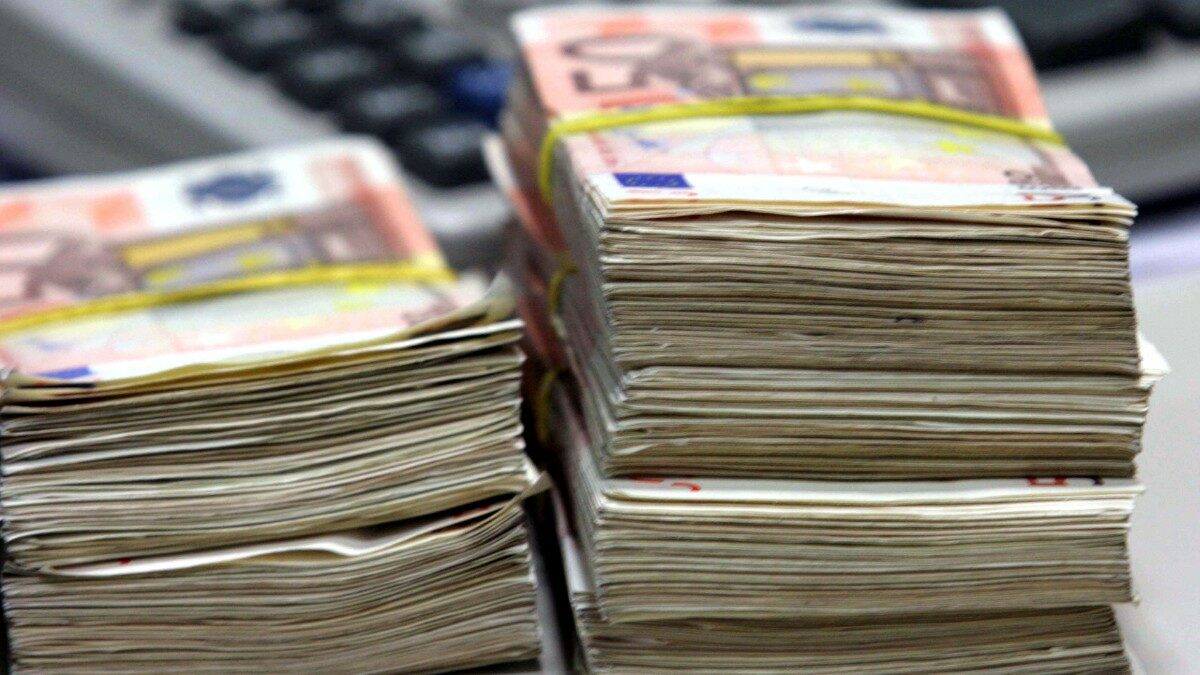 “Ho trovato 10mila euro in un mobile del mio ristorante e li ho restituiti al proprietario: ha un tumore e mi ha ringraziato in lacrime. La mia famiglia mi ha insegnato l’onestà”: l’incredibile scoperta