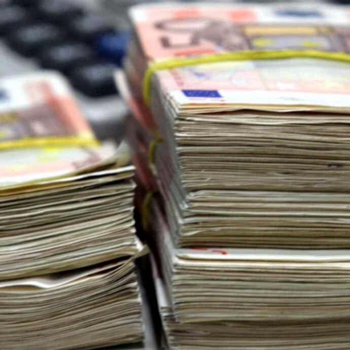“Ho trovato 10mila euro in un mobile del mio ristorante e li ho restituiti al proprietario: ha un tumore e mi ha ringraziato in lacrime. La mia famiglia mi ha insegnato l’onestà”: l’incredibile scoperta