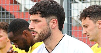 Copertina di Morto Davide Paglialunga, 21enne calciatore: la sua auto a fuoco dopo un incidente. Grave un suo amico, salvato da un finanziere