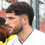 Copertina di Morto Davide Paglialunga, 21enne calciatore: la sua auto a fuoco dopo un incidente. Grave un suo amico, salvato da un finanziere