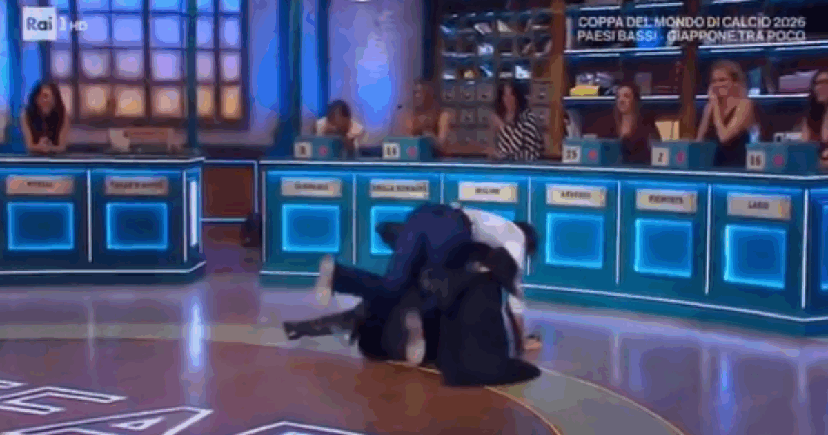 Stefano De Martino scivola in studio ad Affari Tuoi. Herbert Ballerina: “Ti sei fatto male?”