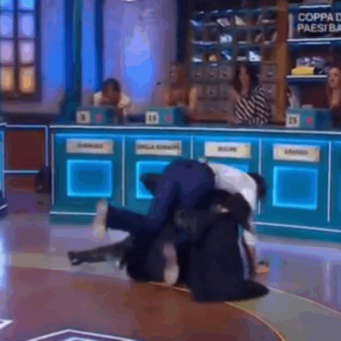 Stefano De Martino scivola in studio ad Affari Tuoi. Herbert Ballerina: “Ti sei fatto male?”