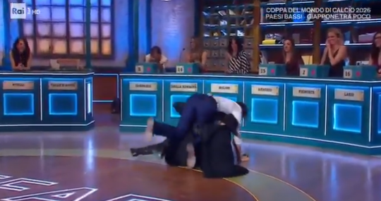stefano de martino scivola in studio ad affari tuoi herbert ballerina ti sei fatto male da Ilfattoquotidiano.it stefano de martino scivola in studio ad affari tuoi herbert ballerina ti sei fatto male