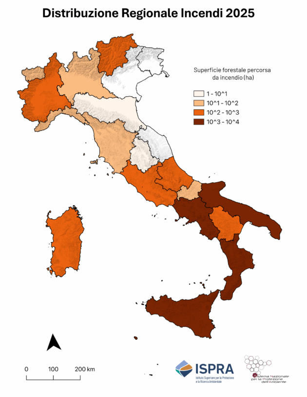Incendi boschivi: in Italia raddoppia la superficie in fumo. Nel 2025 bruciata un’area grande come la provincia di Pistoia