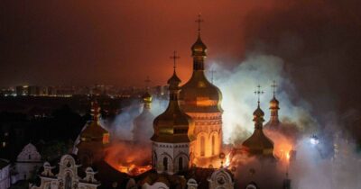 Copertina di Attacco russo a Kiev, in fiamme la cattedrale della Dormizione. Zelensky: “Barbarie”. E su Putin: “Gli ho proposto un incontro al G7, ma non è pronto”