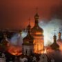 Copertina di Attacco russo a Kiev, in fiamme la cattedrale della Dormizione. Zelensky: “Barbarie”. Mosca nega: “Colpa di un missile Patriot Usa”