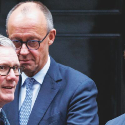 Copertina di Leader a pezzi: ultimo giro per Macron. E Merz e Starmer rincorrono Donald