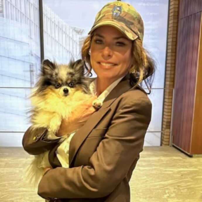 “All’improvviso mi sentivo gonfia e non avevo più il controllo. Non riuscivo a perdere cinque chili. Con la menopausa tutto è cambiato, è stata positiva per me”: Shania Twain racconta
