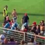 Copertina di Follia Taranto, scoppia il caos dopo la sconfitta: invasione di campo dei tifosi, giocatori aggrediti e scontri con la polizia