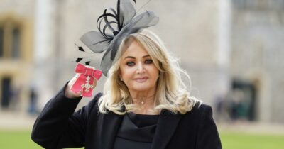 Copertina di Bonnie Tyler è uscita dal coma, ma le sue condizioni sono “molto critiche” dopo un intervento d’urgenza. Paura per la cantante di “Total Eclipse of the Heart”