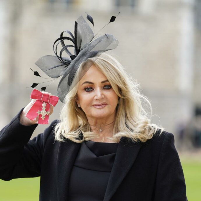 Bonnie Tyler è uscita dal coma, ma le sue condizioni sono “molto critiche” dopo un intervento d’urgenza. Paura per la cantante di “Total Eclipse of the Heart”