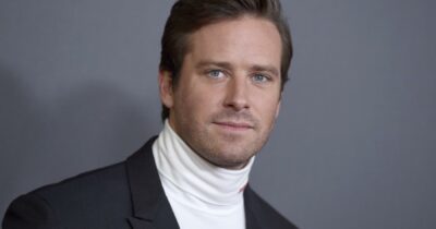 Copertina di “Per tornare sul set avrei fatto pure una fottuta pubblicità di cibo per gatti”: Armie Hammer e il rilancio dopo le accuse di violenza sessuale (non è mai stato condannato)