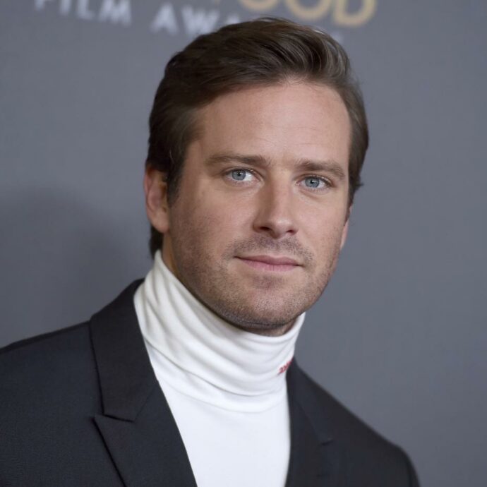 “Per tornare sul set avrei fatto pure una fottuta pubblicità di cibo per gatti”: Armie Hammer e il rilancio dopo le accuse di violenza sessuale (non è mai stato condannato)
