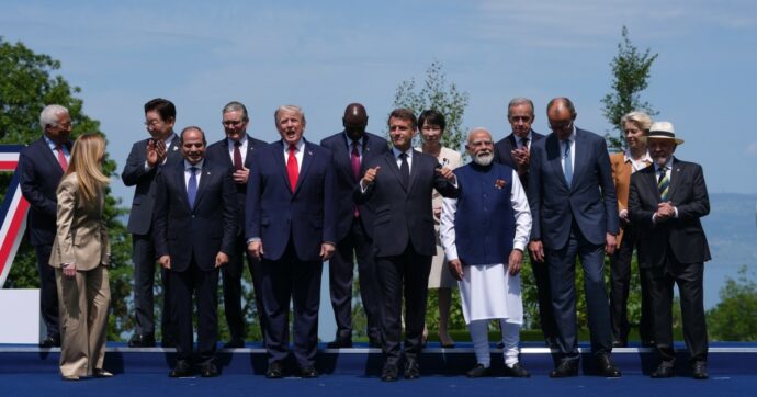 Copertina di Trump al G7 incontra Zelensky: “Putin dovrebbe trovare un accordo. Pronto a reintrodurre sanzioni su petrolio russo”