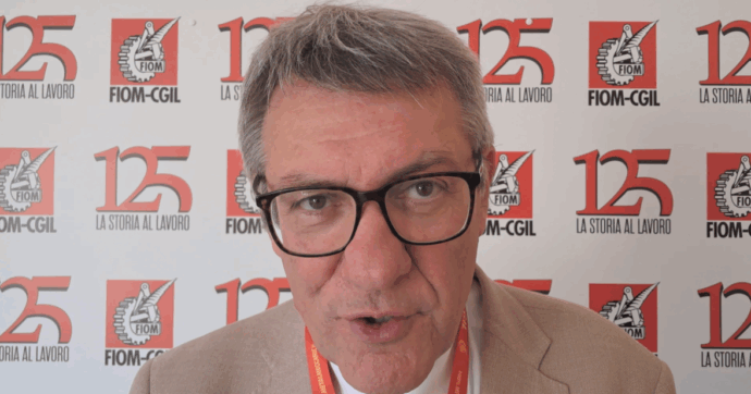 Copertina di Stellantis, Landini al Fatto: “Il governo usa Tavares come capro espiatorio. Ma Agnelli-Elkann anche ora non investono in Italia”