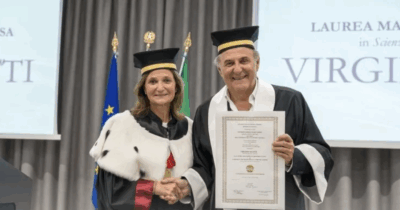 Copertina di “Sono emozionato per quella che non ho preso quarant’anni fa. Dovete andare fieri se venite da una piccola provincia. La provincia ha i cieli più grandi…”: laurea honoris causa a Gerry Scotti