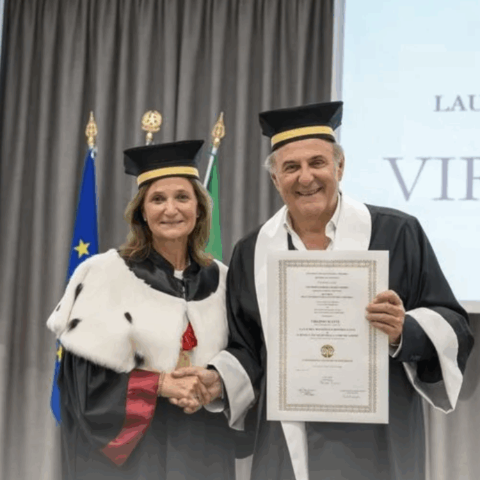 “Sono emozionato per quella che non ho preso quarant’anni fa. Dovete andare fieri se venite da una piccola provincia. La provincia ha i cieli più grandi…”: laurea honoris causa a Gerry Scotti
