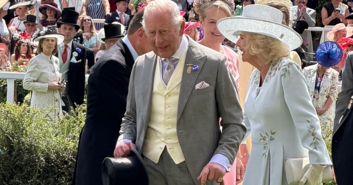 Kate Middleton assente ad Ascot, Carlo III affaticato e arrossato oltre misura sotto il sole: Zara Tindall lo aiuta davanti a tutti, la famiglia reale si stringe attorno al re malato