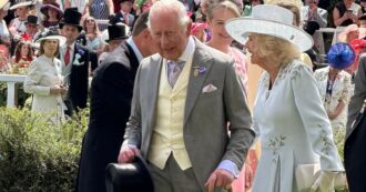 Copertina di Kate Middleton assente ad Ascot, Carlo III affaticato e arrossato oltre misura sotto il sole: Zara Tindall lo aiuta davanti a tutti, la famiglia reale si stringe attorno al re malato