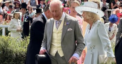 Copertina di Kate Middleton assente ad Ascot, Carlo III affaticato e arrossato oltre misura sotto il sole: Zara Tindall lo aiuta davanti a tutti, la famiglia reale si stringe attorno al re malato