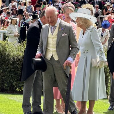 Copertina di Kate Middleton assente ad Ascot, Carlo III affaticato e arrossato oltre misura sotto il sole: Zara Tindall lo aiuta davanti a tutti, la famiglia reale si stringe attorno al re malato
