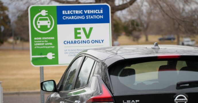 Auto elettriche, lo studio che immagina quante ce ne saranno in Italia nel 2035