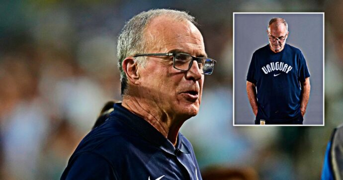 Testa bassa e mani dietro la schiena: la foto di Bielsa ai Mondiali è già iconica. “Non sono un modello, non devo spiegare nulla”