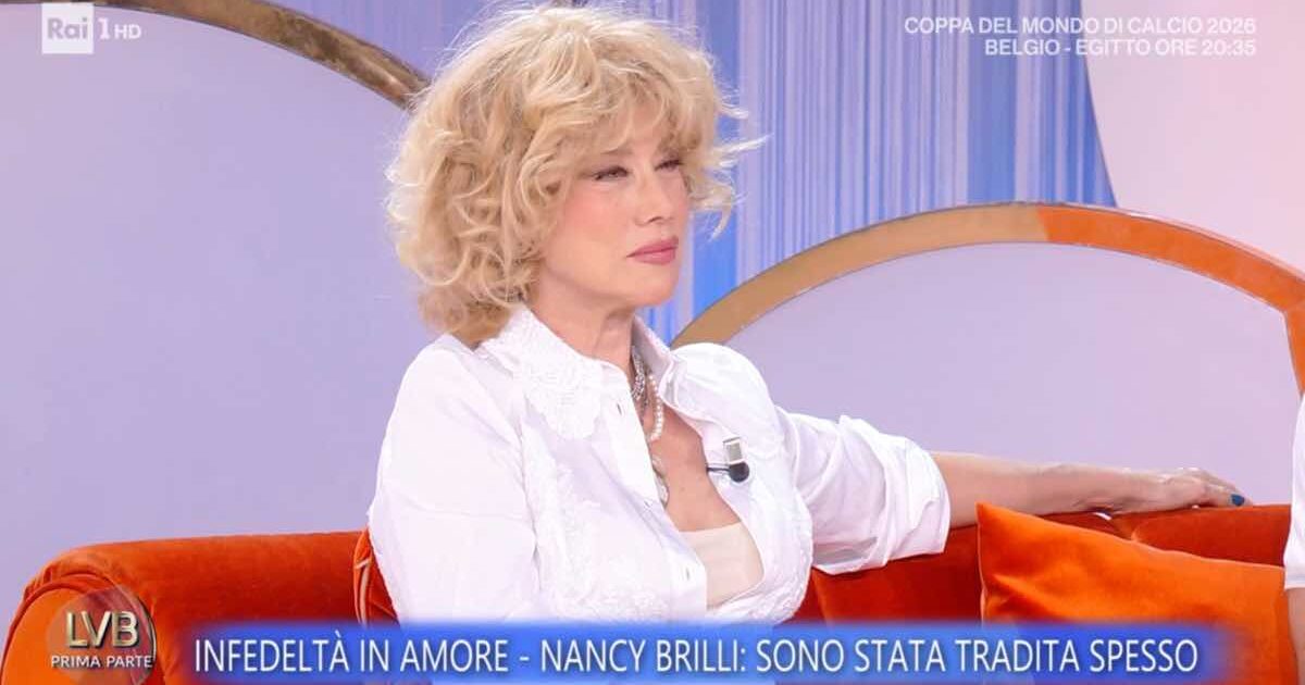 “Come deve essere il mio nuovo compagno? Divorziato o vedovo va bene tutto, l’importante è che non ci sia una signora che racconta balle”: la stoccata di Nancy Brilli a Elena Sofia Ricci