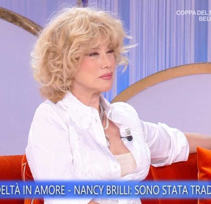 “Come deve essere il mio nuovo compagno? Divorziato o vedovo va bene tutto, l’importante è che non ci sia una signora che racconta balle”: la stoccata di Nancy Brilli a Elena Sofia Ricci