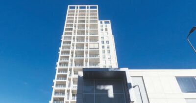 Copertina di “Torre Milano”, tutti assolti:  è abusiva, ma in buona fede
