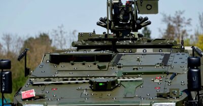 Copertina di Affari di guerra, la Knds dei carri armati si quota in borsa: Berlino azionista con Parigi. All’Italia l’affare munizioni