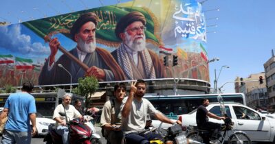 Copertina di Voci dall’Iran dopo l’accordo con gli Usa: “Tornano i generi alimentari sugli scaffali”.  “Grazie  a coloro che hanno difeso la patria”