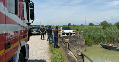 Copertina di Uccisa dal nipote con 20 coltellate: ritrovato il corpo di Chiara Guerra nel fiume Lemene, il 17enne ha provato a darle fuoco