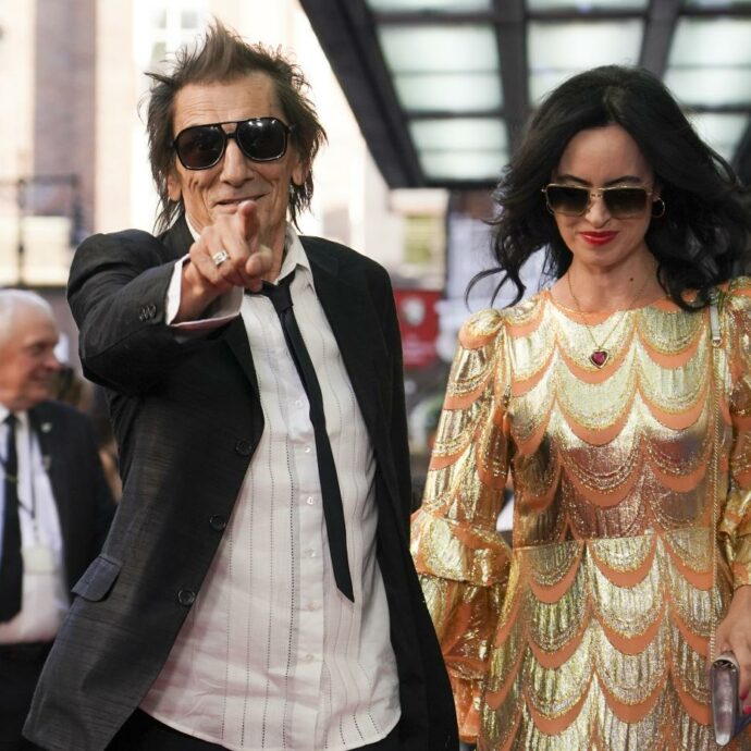 “Ronnie Wood non può avere la porta di casa rosa, deve essere nera”: la battaglia legale del chitarrista dei Rolling Stones con il comune di Londra