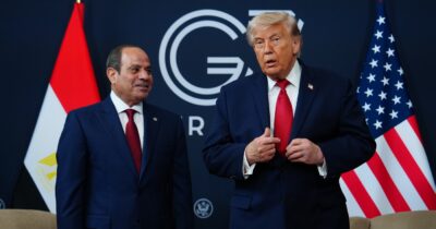 Copertina di Trump minaccia: “Accordo con l’Iran non definitivo, se si comporta male bombardiamo”. Media: “Memorandum potrebbe essere firmato oggi”