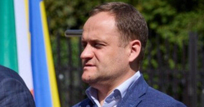 Ucraina, nel mirino dell’anti-corruzione un altro fedelissimo di Zelensky: “Il vicepremier Kuleba comprò una casa senza redditi leciti sufficienti”