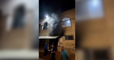 Copertina di Cisgiordania, coloni israeliani incendiano due moschee a nord di Ramallah: sui muri scritte razziste