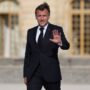 Copertina di Cena a Versailles, l’invito in pompa magna di Macron a Trump per provare a sedurlo. Le opposizioni: “Leccapiedi”