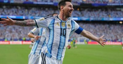 Copertina di I fenomeni irrompono al Mondiale: Messi a 39 anni firma una storica tripletta. A Mbappé risponde Haaland | Risultati e nuove classifiche