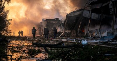 Copertina di Missili su Kiev, 555 droni sulla Russia: raffineria in fiamme nella capitale. Zelensky: “Se l’Ucraina brucia, brucerà anche Mosca”
