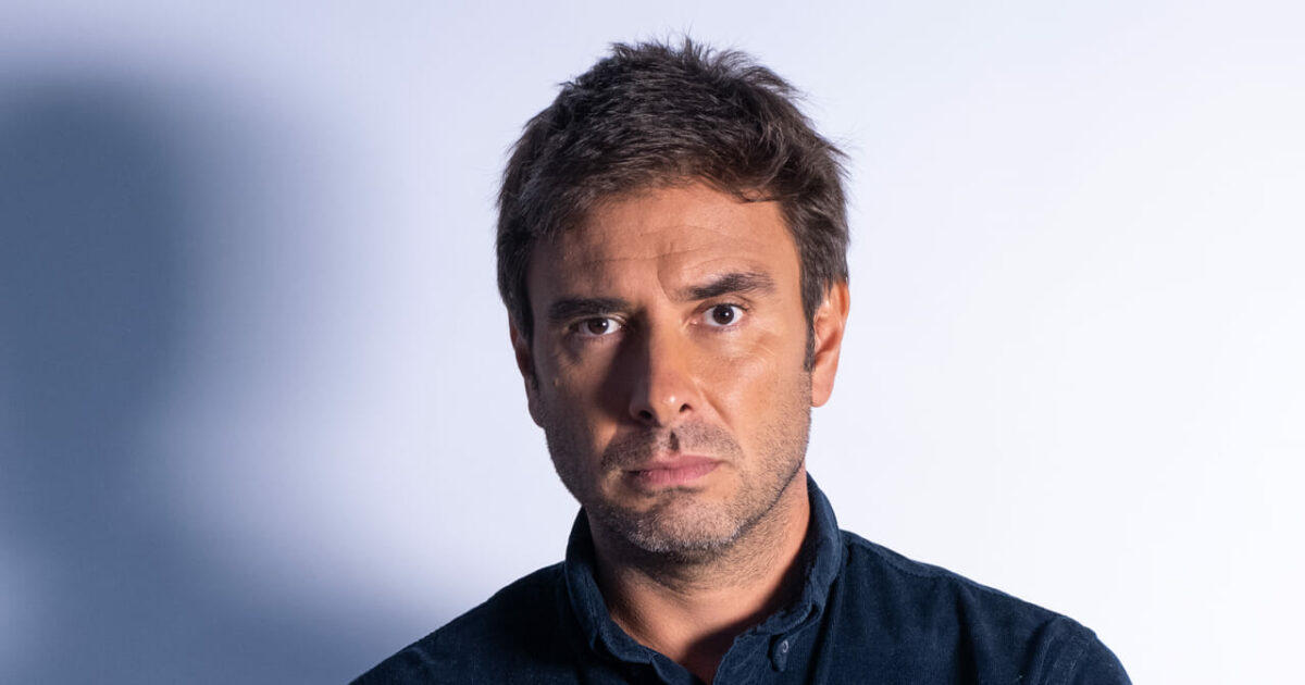 Alessandro Di Battista porta a teatro ‘EPSTEIN. Tutto quello che il potere cerca di nascondere’
