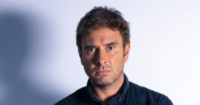 Copertina di Alessandro Di Battista porta a teatro ‘EPSTEIN. Tutto quello che il potere cerca di nascondere’