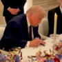 Copertina di Usa-Iran, Trump firma l’accordo davanti alle telecamere a Versailles. Teheran conferma. Pakistan: “Hormuz subito riaperto”
