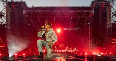 Copertina di Olly commosso a Genova: “Il successo a 25 anni? Ho vacillato moltissime volte nella vita e nel lavoro, ma sono maturato tanto. Dopo il tour andrò in Sardegna coi miei amici e possibilmente vorrei innamorarmi”