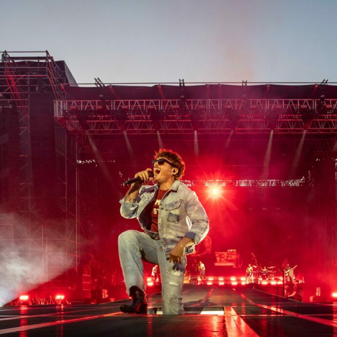 Olly commosso a Genova: “Il successo a 25 anni? Ho vacillato moltissime volte nella vita e nel lavoro, ma sono maturato tanto. Dopo il tour andrò in Sardegna coi miei amici e possibilmente vorrei innamorarmi”
