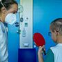 Copertina di Lo sport come terapia: il progetto per portare il ping pong a bambini e ragazzi con leucemie e linfomi