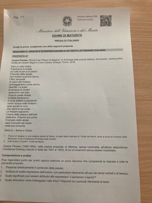 Maturità 2026, ecco le foto di temi e tracce della prima prova scritta in diretta: il brano da “I Piaceri” di Brancati e la riflessione sulla meraviglia di Husman – FOTO