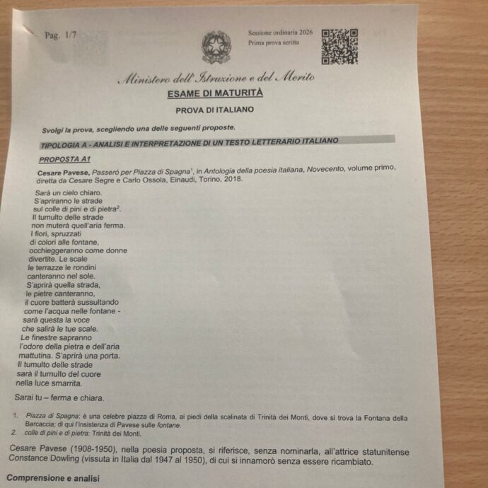 Maturità 2026, ecco le foto di temi e tracce della prima prova scritta in diretta: il brano da “I Piaceri” di Brancati e la riflessione sulla meraviglia di Husman – FOTO