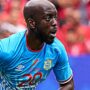 Copertina di “Ho aperto la porta e mi ha lanciato dell’acido in faccia. Non riuscivo a respirare”: Yoane Wissa, l’eroe del Congo ai Mondiali, racconta quando cercarono di rapinare suo figlio appena nato