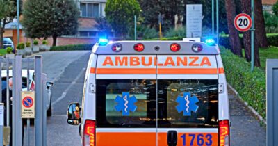 Copertina di Madre fa retromarcia e investe la figlia a Platì (Reggio Calabria): morta bimba di 3 anni
